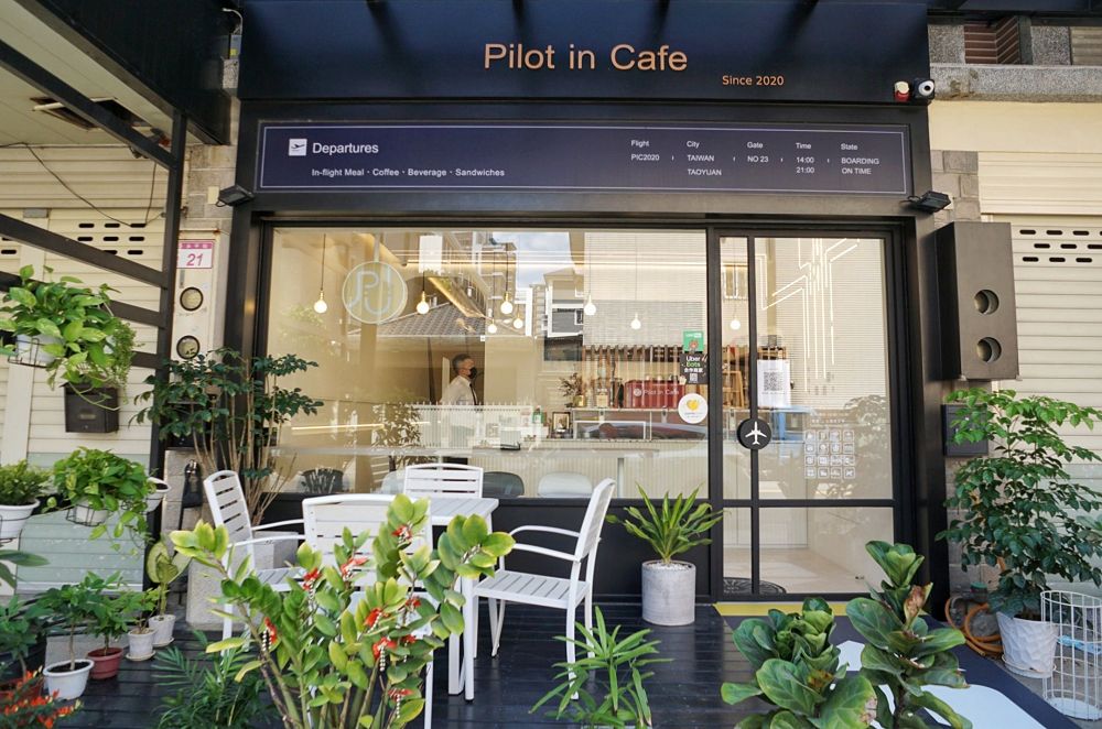 【桃園青埔美食】 Pilot in Cafe｜專業機師打造全台唯一模擬駕駛機航空主題餐廳