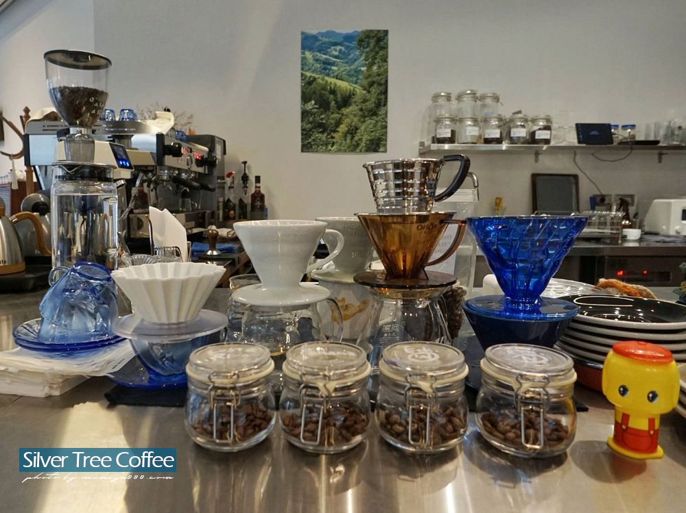 【桃園美食】冷杉咖啡｜藏身巷弄裡的人氣咖啡店，以高冷銀色、暖調木色和經典英國藍構築質感空間