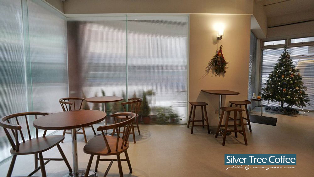 【桃園美食】冷杉咖啡｜藏身巷弄裡的人氣咖啡店，以高冷銀色、暖調木色和經典英國藍構築質感空間