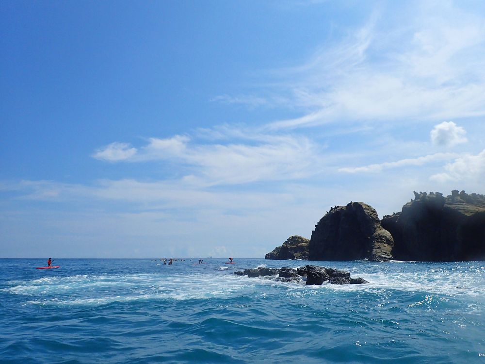 【新北景點】北海岸深澳岬角水上活動，划SUP立槳從海上視角觀賞象鼻岩