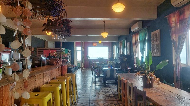 【新北美食】靠北邊叢山曉｜北海岸景觀餐廳，有貓、有咖啡、有美食的海邊小店