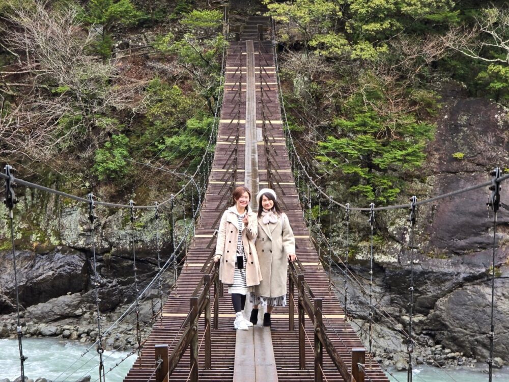 【靜岡】搭著懷舊火車前往秘境「寸又峽溫泉」，入住歷史悠久的「翠紅苑」，漫步絕美「夢之吊橋」
