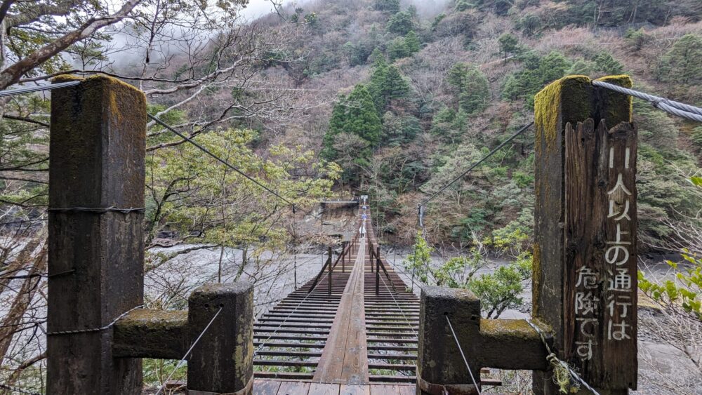 【靜岡】搭著懷舊火車前往秘境「寸又峽溫泉」，入住歷史悠久的「翠紅苑」，漫步絕美「夢之吊橋」