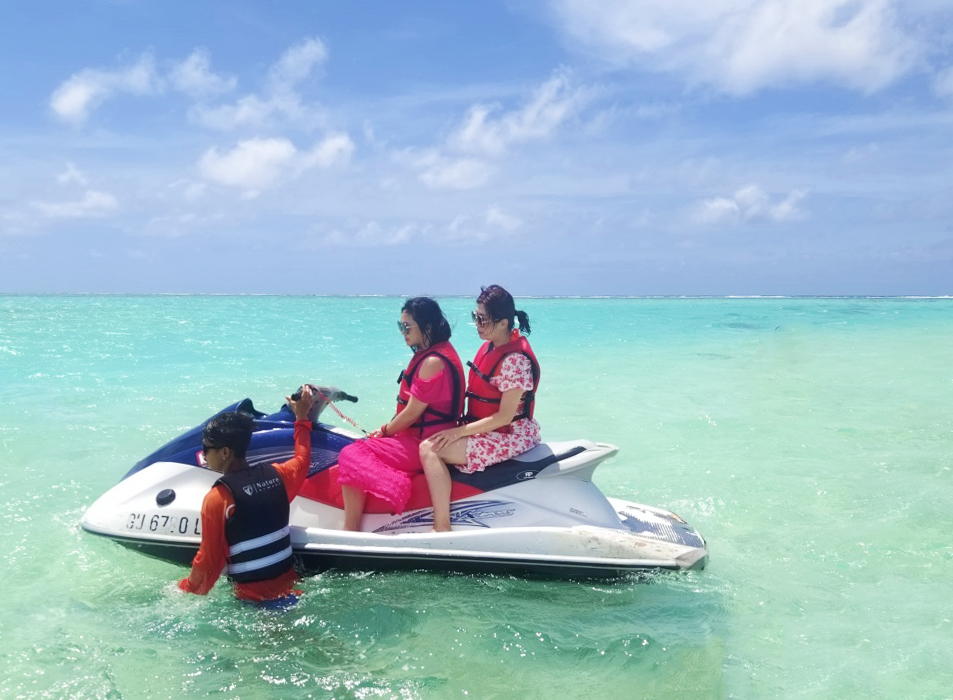 【關島玩樂攻略】「比基尼島」跳島一日遊，海上鞦韆拍美照，大玩乘風破浪水上摩托車、香蕉船，與熱帶魚共遊