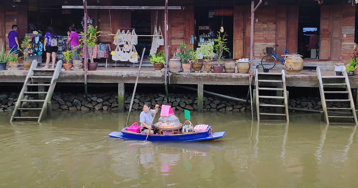 【曼谷外府景點】走訪曼谷近郊最傳統水上市場，來去安帕瓦住一晚，體驗夜間賞螢、清晨僧侶佈施 @