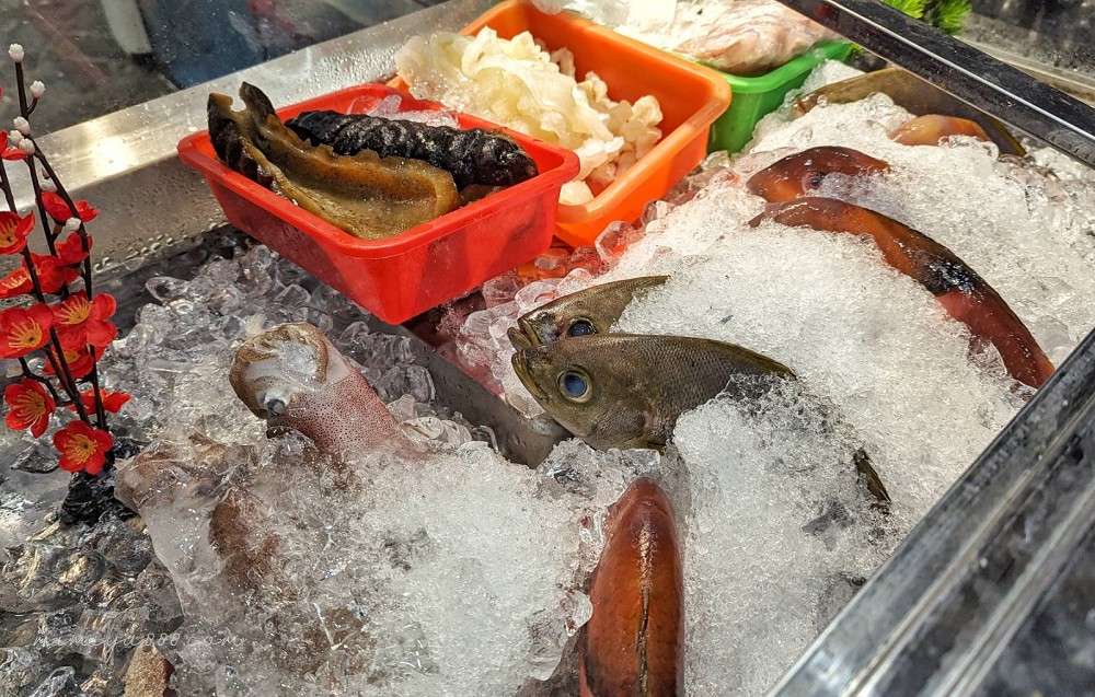 【台北美食】蟹挺豐海鮮料理｜搭捷運就可以吃到北海岸海產名店復刻好菜，龍蝦、石斑、生魚片滿桌生猛海鮮一人免$700元